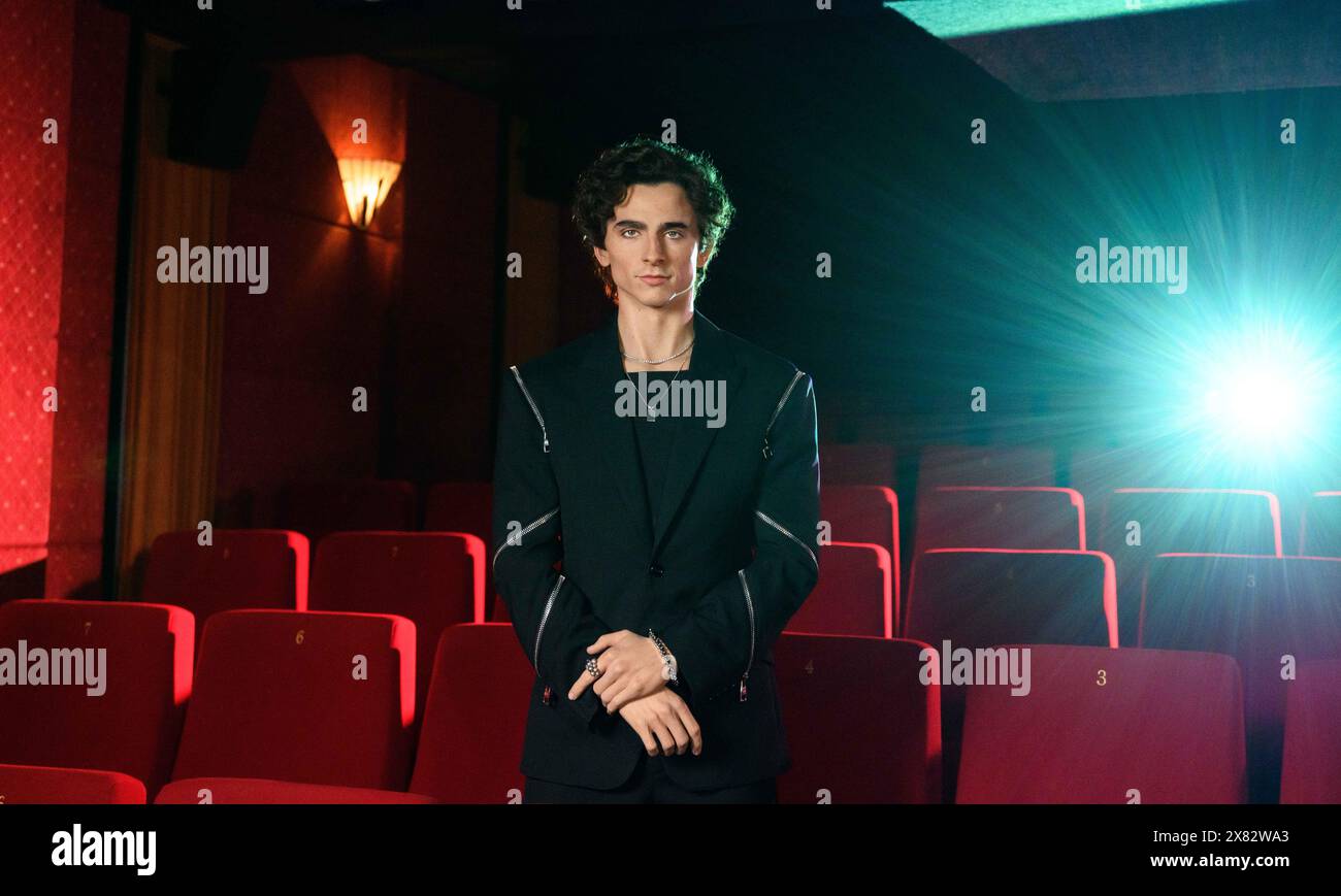 Nicht exklusiv: Studio-Künstler, die die erste Figur von Timothee Chalamet, die in Alexander McQu gekleidet ist, mit dem letzten Schliff versehen Stockfoto