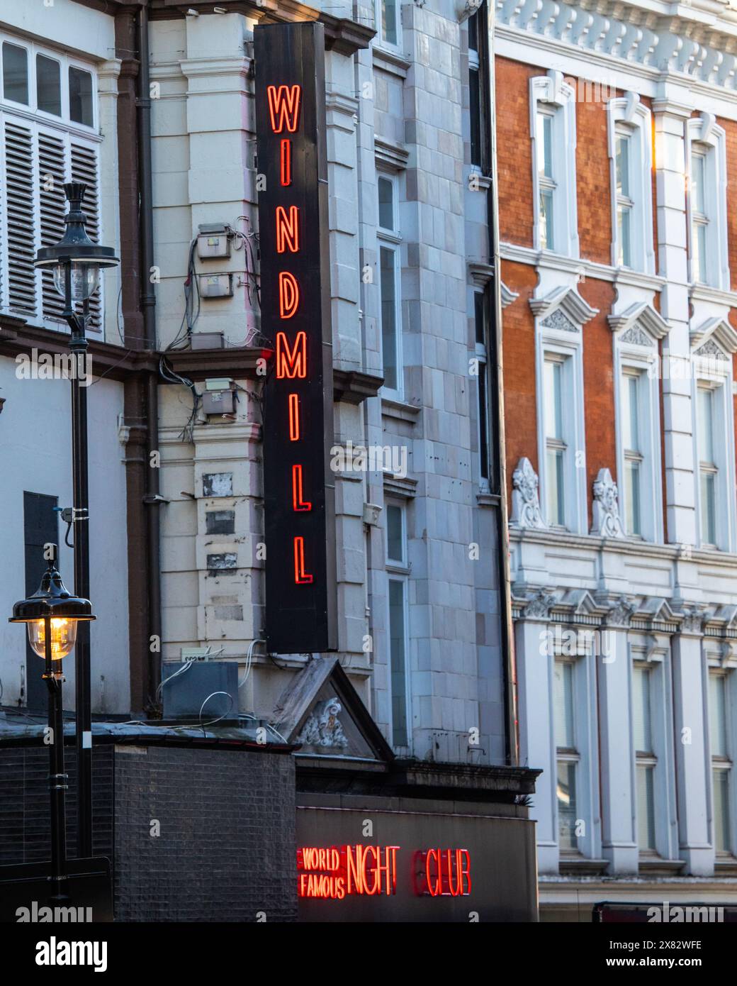 London, Großbritannien - 15. Januar 2024: Das Windmill Theatre befindet sich an der Great Windmill Street in London, Großbritannien. Stockfoto