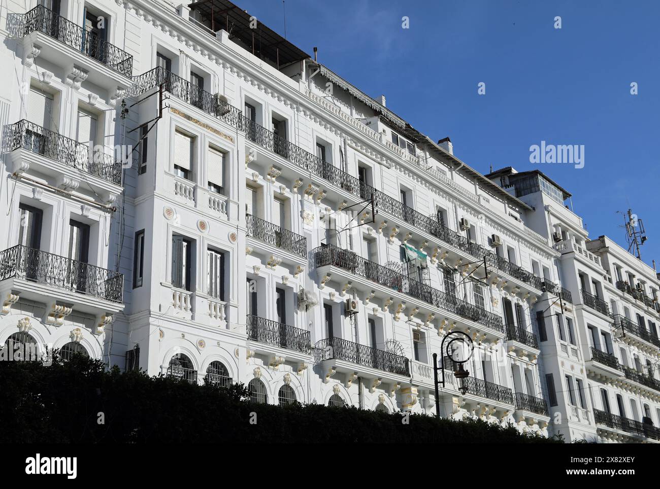 Apartment-Gebäude im Haussmann-Stil in Algier Stockfoto