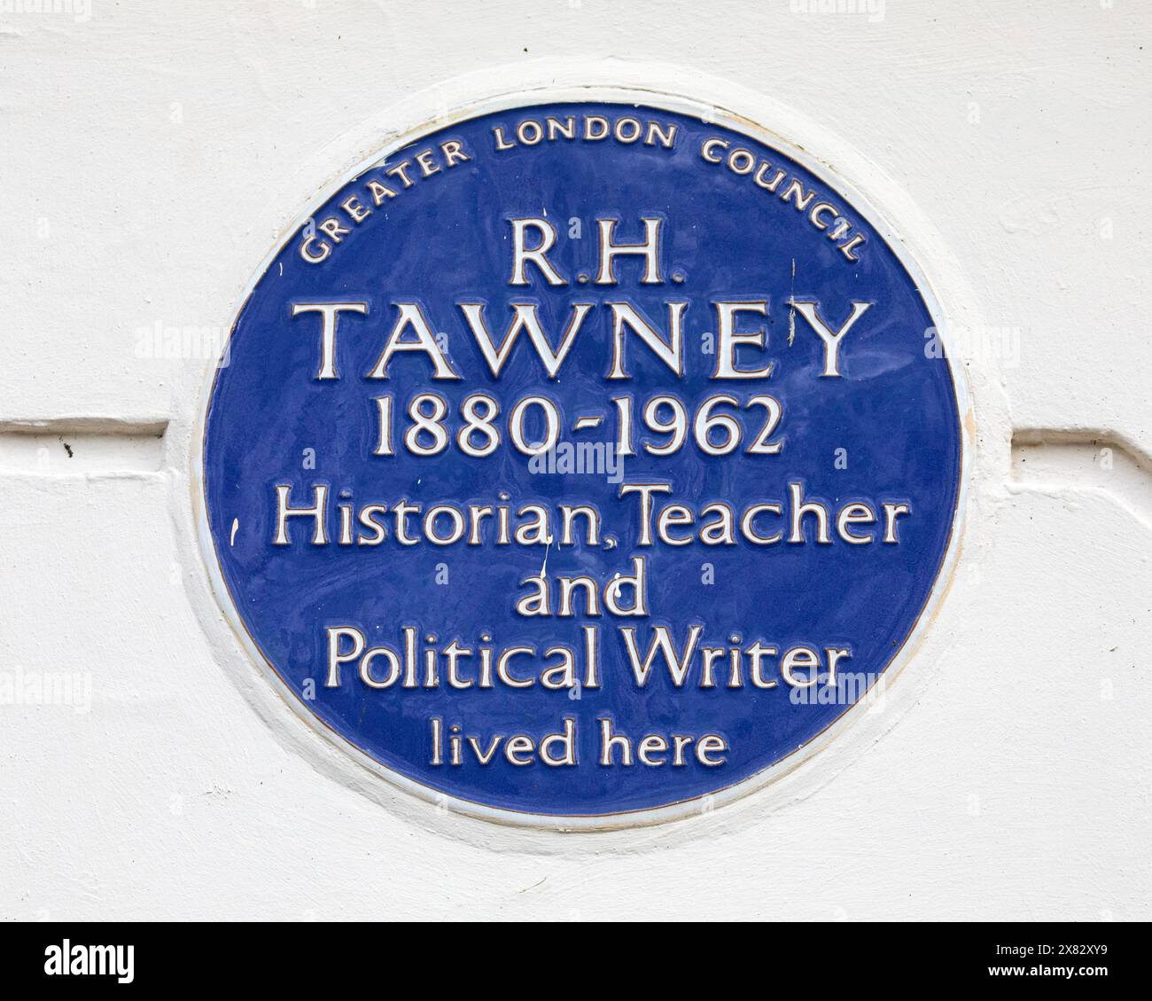 London, UK - 5. Februar 2024: Blaue Tafel am Mecklenburgh Square in London, UK, markiert den Ort, an dem der Historiker, Lehrer und politische Schriftsteller R Stockfoto