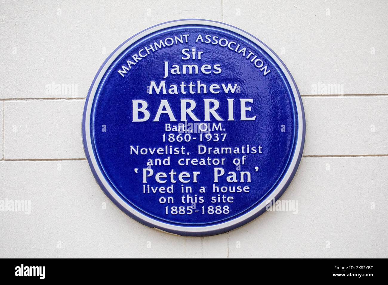 London, UK - 5. Februar 2024: Blaue Plakette auf einem Gebäude in der Grenville Street in London, Großbritannien, wo der Erfinder von Peter Pan, Sir James Matthe, steht Stockfoto