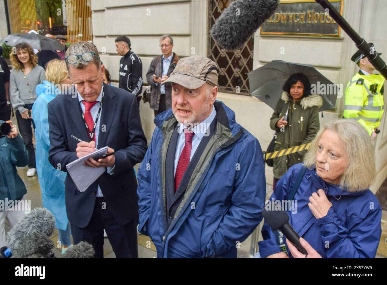 London, Großbritannien. Mai 2024. Der ehemalige Subpostmeister Alan Bates spricht mit Reportern vor dem Aldwych House, während die IT-Untersuchung von Post Office Horizon fortgesetzt wird. Mehr als 900 Postmasters in Großbritannien wurden fälschlicherweise wegen Diebstahls und Betrugs wegen der fehlerhaften Horizon-Software, die von Fujitsu entwickelt wurde, verfolgt. (Foto: Vuk Valcic/SOPA Images/SIPA USA) Credit: SIPA USA/Alamy Live News Stockfoto