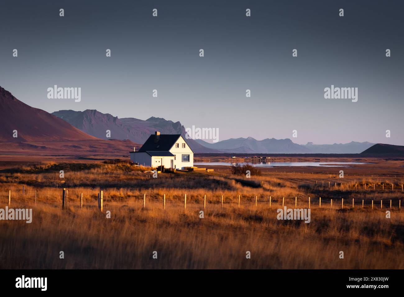 Einsames Haus in der Wiese der Snaefellsness Halbinsel, Island Stockfoto