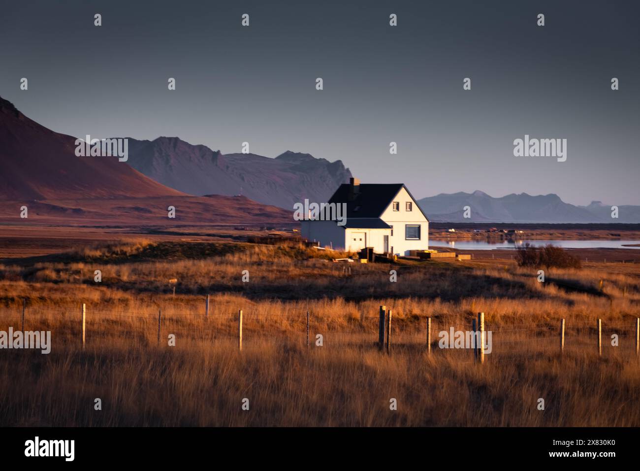 Einsames Haus in der Wiese der Snaefellsness Halbinsel, Island Stockfoto