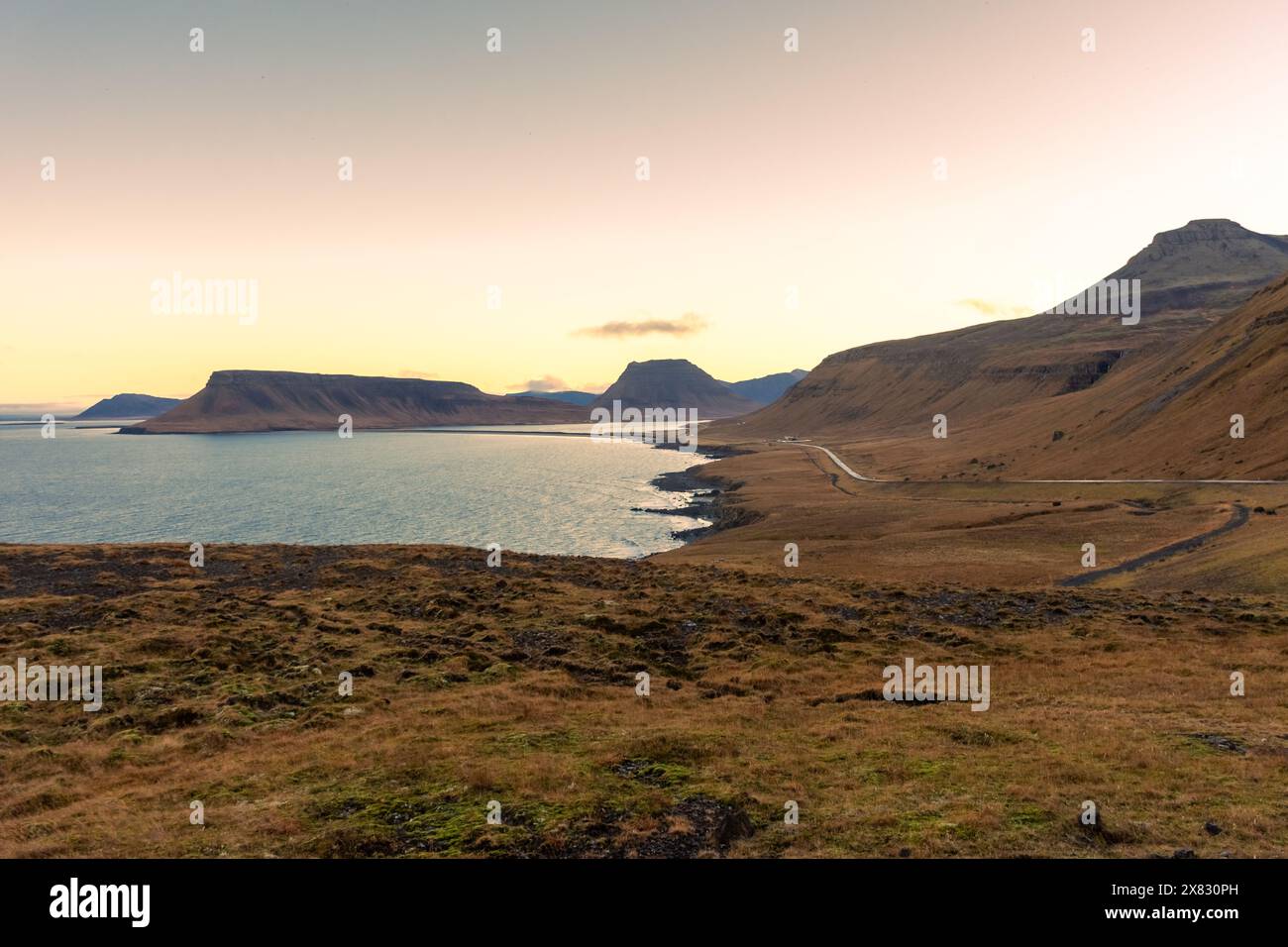 Landschaft der Halbinsel Snaefellsness mit dem Atlantischen Ozean in Richtung Grönland Stockfoto