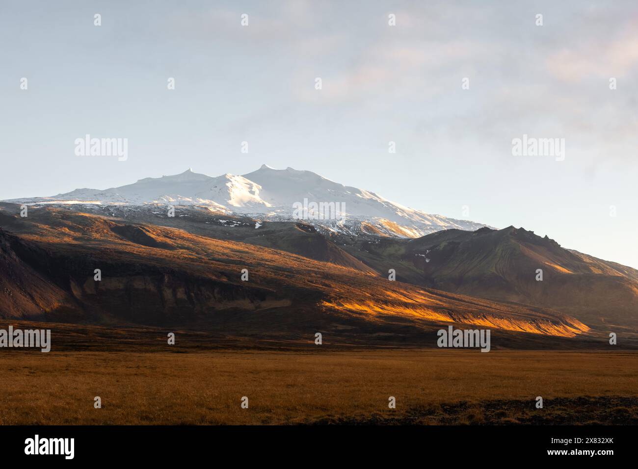 Fantastische Landschaft des Snaefellsjokull Mountain im Winter bei Sonnenuntergang, Island Stockfoto