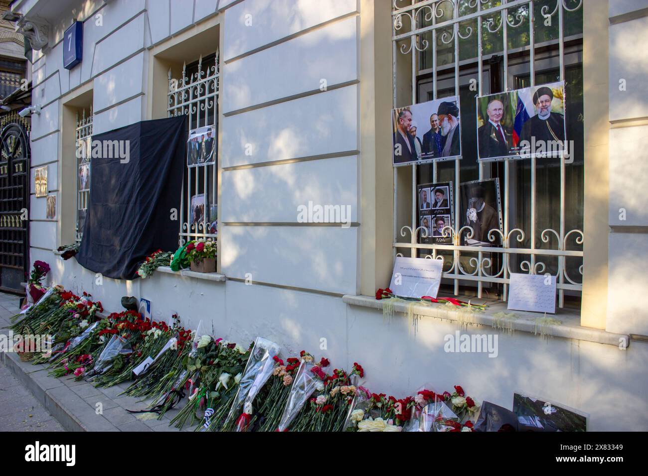 Moskau, Russland. Mai 2024. Blumen und Fotos sind in der iranischen Botschaft in Moskau nach dem Tod von Präsident Ebrahim Raisi zu sehen. Eines der Fotos zeigt den russischen Präsidenten Wladimir Putin zusammen mit dem verstorbenen iranischen Präsidenten Raisi. Russland und der Iran erweiterten die Zusammenarbeit nach Beginn des Krieges in der Ukraine. Quelle: SOPA Images Limited/Alamy Live News Stockfoto