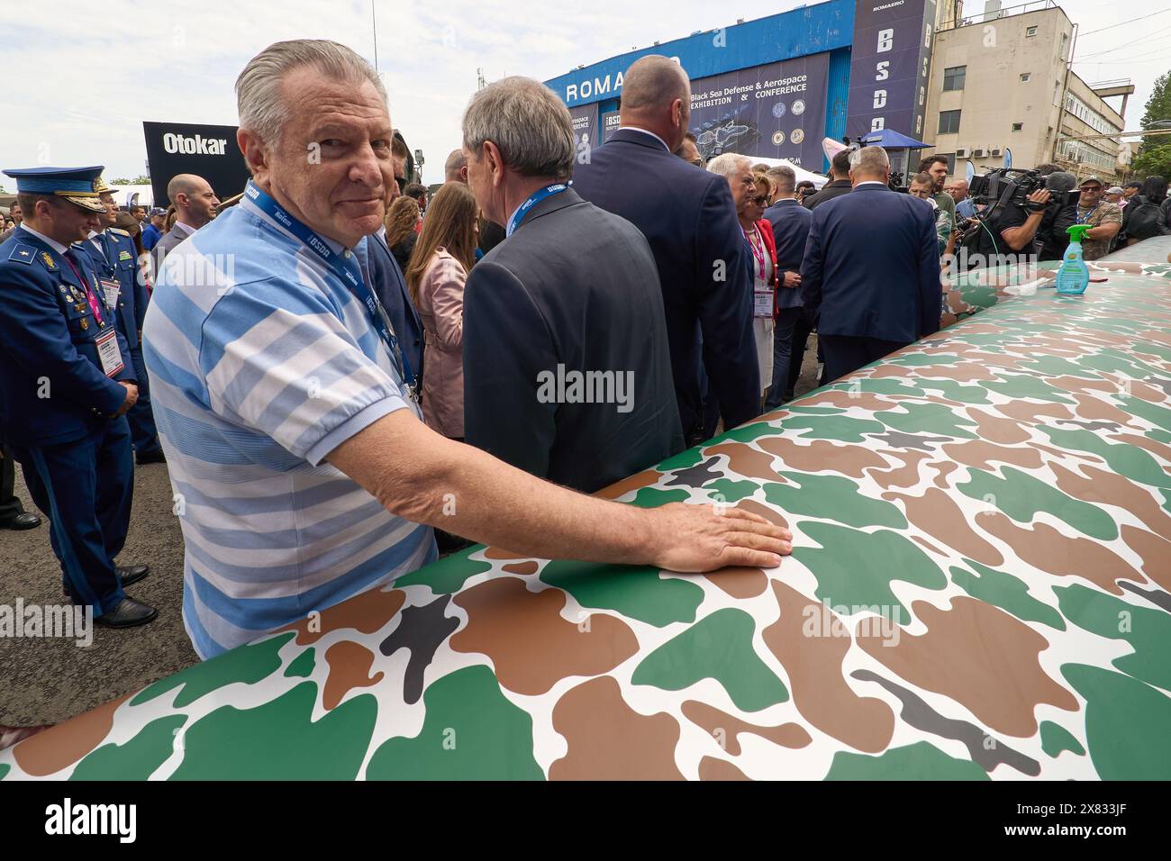 Bukarest, Rumänien. 22. Mai 2024: Radu Berceanu (L), ehemaliger Minister für Verkehr und Infrastruktur, präsentiert eine Drohne, die von seinem Unternehmen während der Black Sea Defense, Aerospace and Security International Exhibition 2024 (BSDA) auf der ROMAERO produziert wurde. Quelle: Lucian Alecu/Alamy Live News Stockfoto