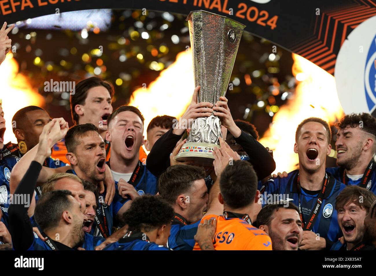 AtalantaSpieler feiern mit der Trophäe nach dem Finale der UEFA Europa