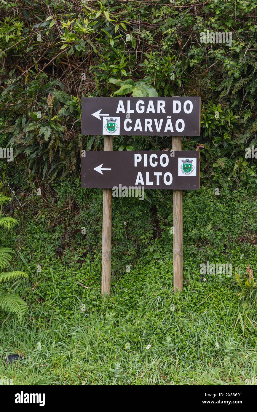 Terceira, Azoren, Portugal. März 2022. Wegweiser auf Terceira Island, Azoren. Stockfoto