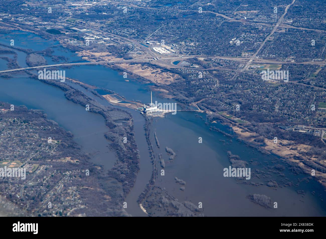 Burnsville, Minnesota. Luftaufnahme mit Xcel Energy Power Black Dog Station am Minnesota River. Stockfoto