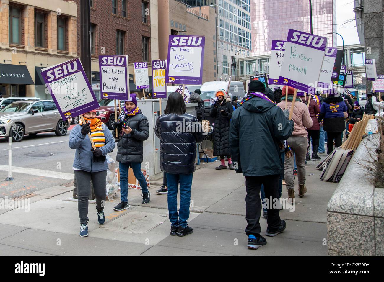 Minneapolis, Minnesota. 4.000 gewerbliche Hausmeister, die Twin Cities Hochhäuser und Geschäftsgebäude reinigen, streiken vor dem Hauptquartier der Ameriprise Stockfoto