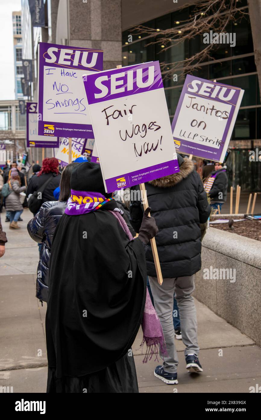 Minneapolis, Minnesota. 4.000 gewerbliche Hausmeister, die Twin Cities Hochhäuser und Geschäftsgebäude reinigen, streiken vor dem Hauptquartier der Ameriprise Stockfoto