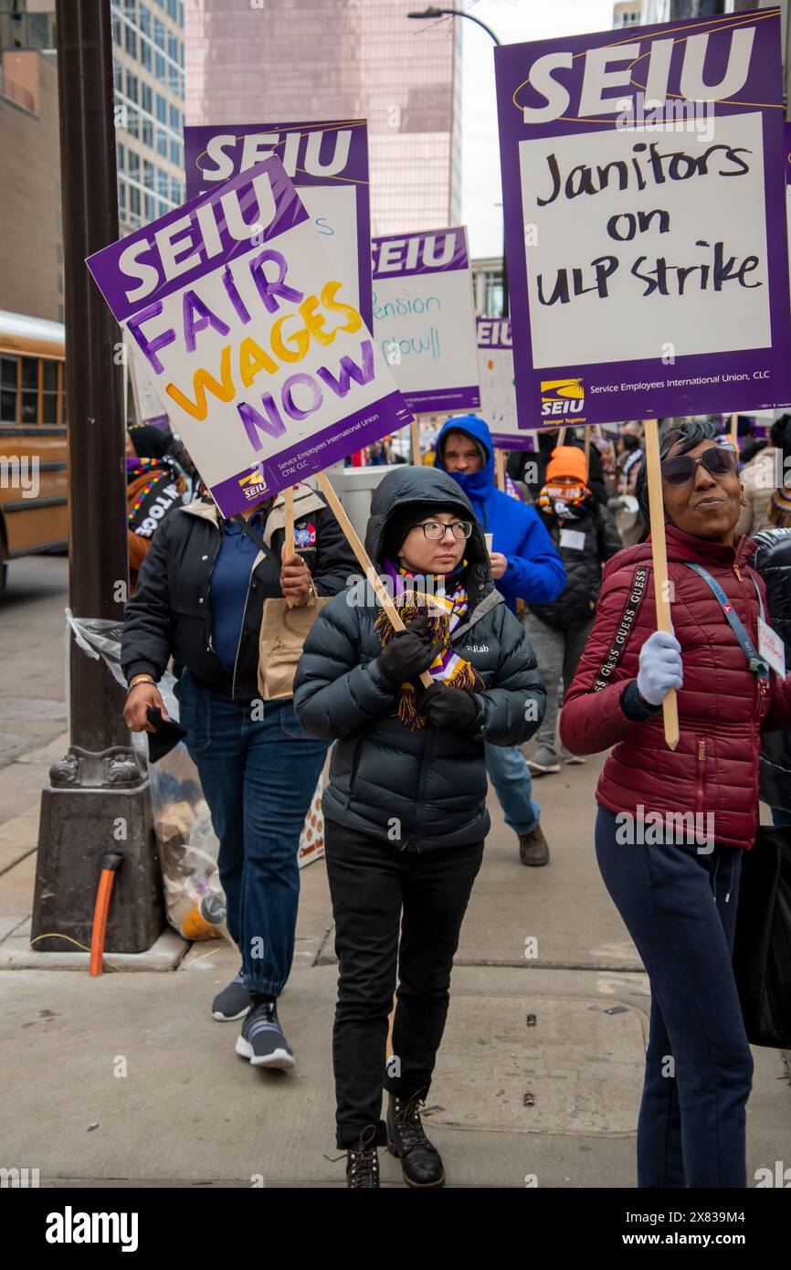 Minneapolis, Minnesota. 4.000 gewerbliche Hausmeister, die Twin Cities Hochhäuser und Geschäftsgebäude reinigen, streiken vor dem Hauptquartier der Ameriprise Stockfoto
