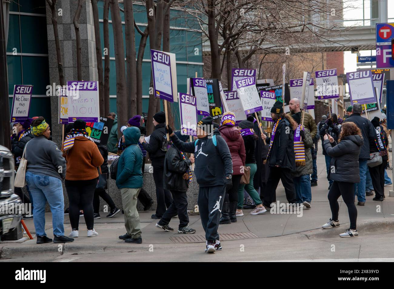 Minneapolis, Minnesota. 4.000 gewerbliche Hausmeister, die Twin Cities Hochhäuser und Geschäftsgebäude reinigen, streiken vor dem Hauptquartier der Ameriprise Stockfoto
