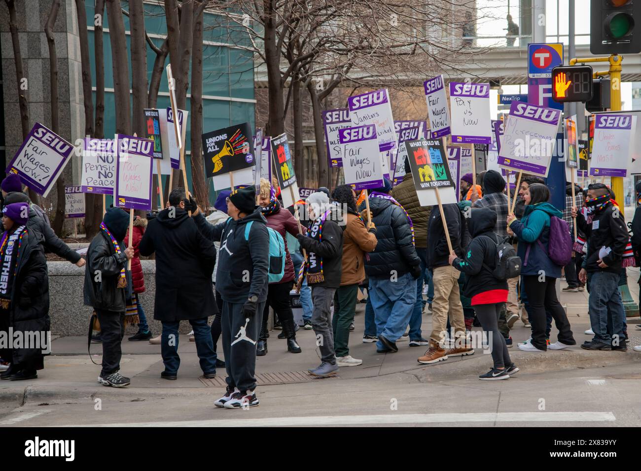 Minneapolis, Minnesota. 4.000 gewerbliche Hausmeister, die Twin Cities Hochhäuser und Geschäftsgebäude reinigen, streiken vor dem Hauptquartier der Ameriprise Stockfoto