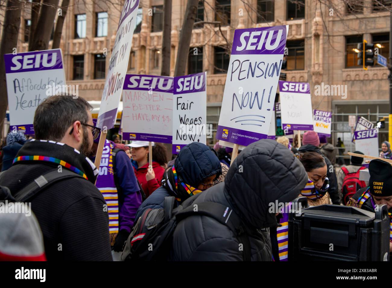 Minneapolis, Minnesota. 4.000 gewerbliche Hausmeister, die Twin Cities Hochhäuser und Geschäftsgebäude reinigen, streiken vor dem Hauptquartier der Ameriprise Stockfoto
