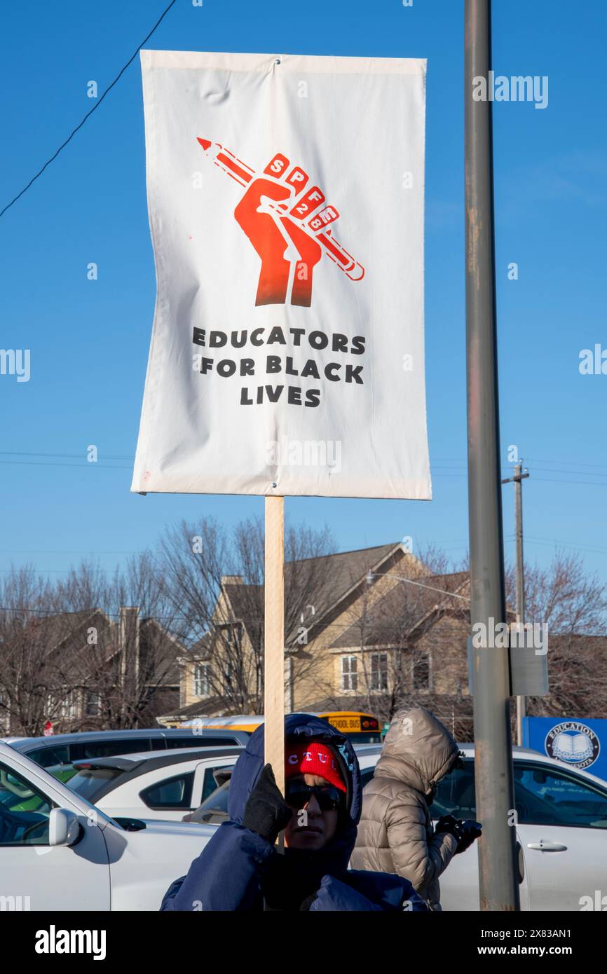 St. Paul, Minnesota. Bildungsrallye. Lehrer und Pädagogen aus dem ganzen Bundesstaat treffen sich im Education Minnesota Building, bevor sie zum Cap fahren Stockfoto