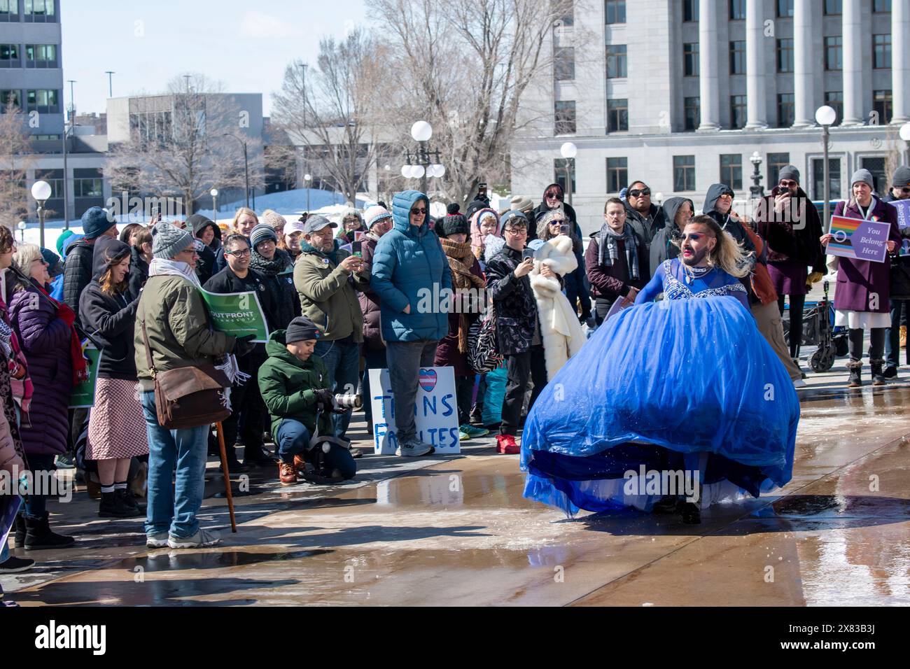 St. Paul, Minnesota. Landeshauptstadt. Tänzerin bei der Transgender Day of Visibility Rally. Aktivisten und Gemeindemitglieder feiern die Triumphe und Stockfoto