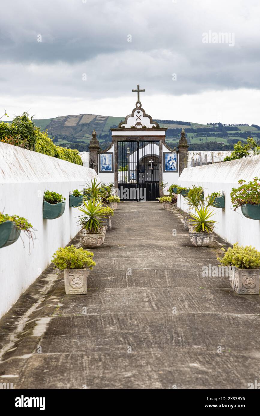 Lajes, Terceira, Azoren, Portugal. 31. März 2022. Weg zum Friedhof auf Terceira Island. Stockfoto