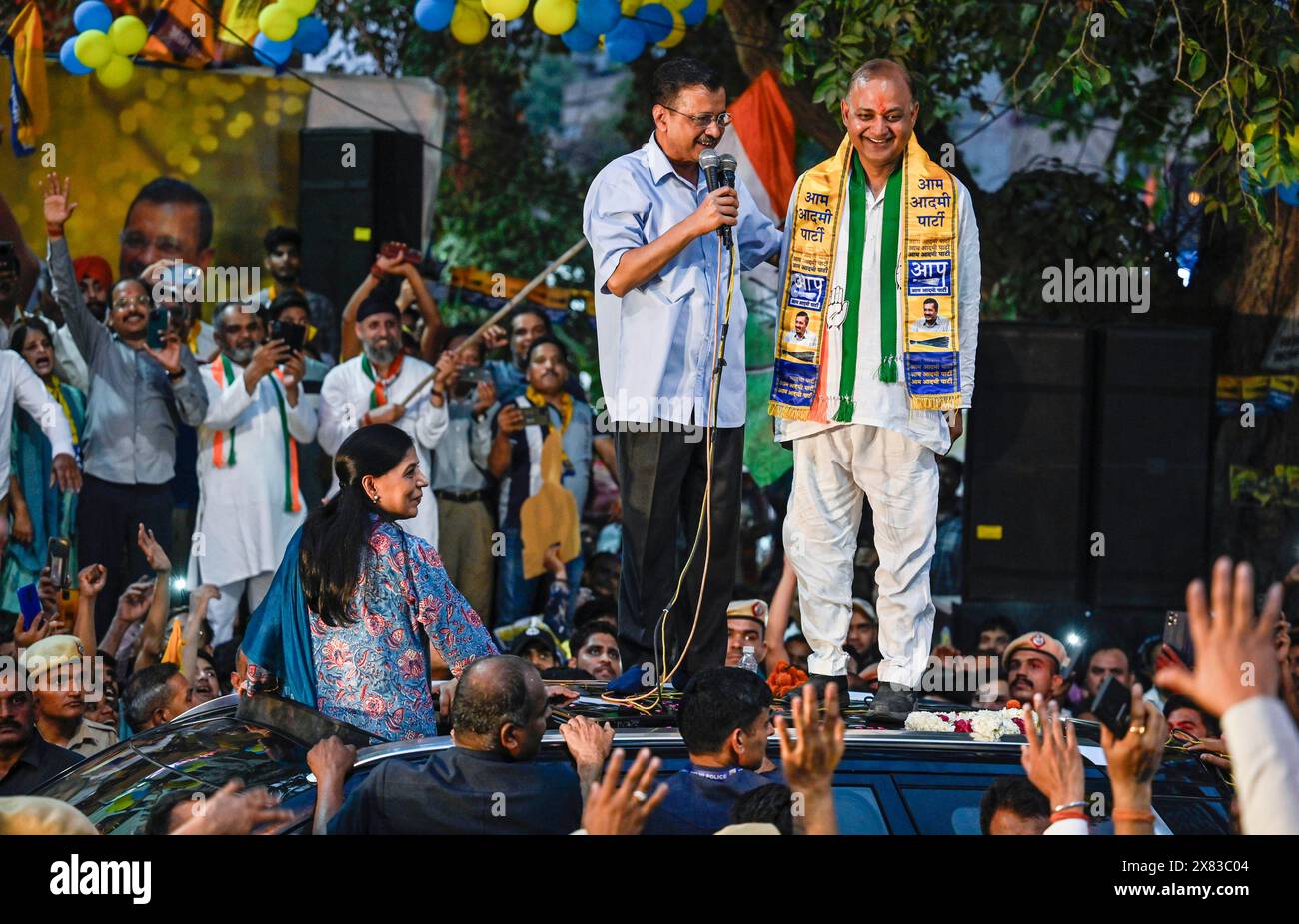 Neu-Delhi, Indien. Mai 2024. NEW DELHI, INDIEN - 22. MAI: Delhi-Chefminister Arvind Kejriwal mit seiner Frau Sunita Kejriwal während einer Wahlkampfveranstaltung für Somnath Bharti, AAP-Kandidat für Lok Sabha aus Zentral-Delhi, am 22. Mai 2024 auf dem Malviya Nagar Market in Neu-Delhi, Indien. (Foto: Raj K Raj/Hindustan Times/SIPA USA) Credit: SIPA USA/Alamy Live News Stockfoto