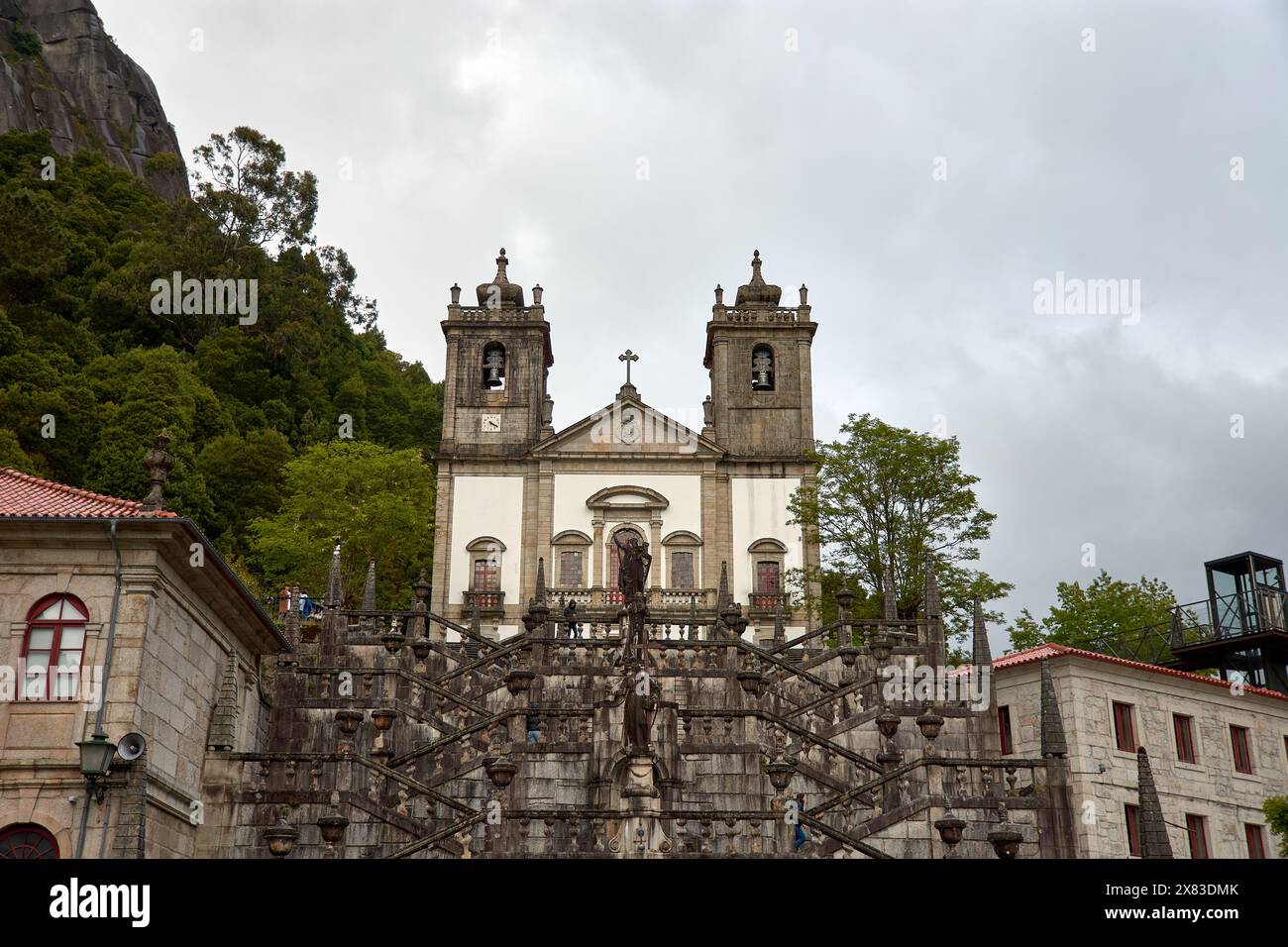 Heiligtum von Nossa Senhora da Peneda im Norden Portugals. Das Senhora da Peneda-Schutzgebiet im Peneda-Geres-Nationalpark erstreckt sich vom Castro L aus Stockfoto