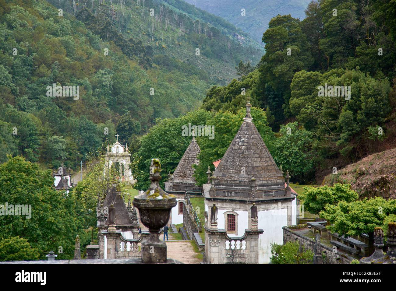 Heiligtum von Nossa Senhora da Peneda im Norden Portugals. Das Senhora da Peneda-Schutzgebiet im Peneda-Geres-Nationalpark erstreckt sich vom Castro L aus Stockfoto