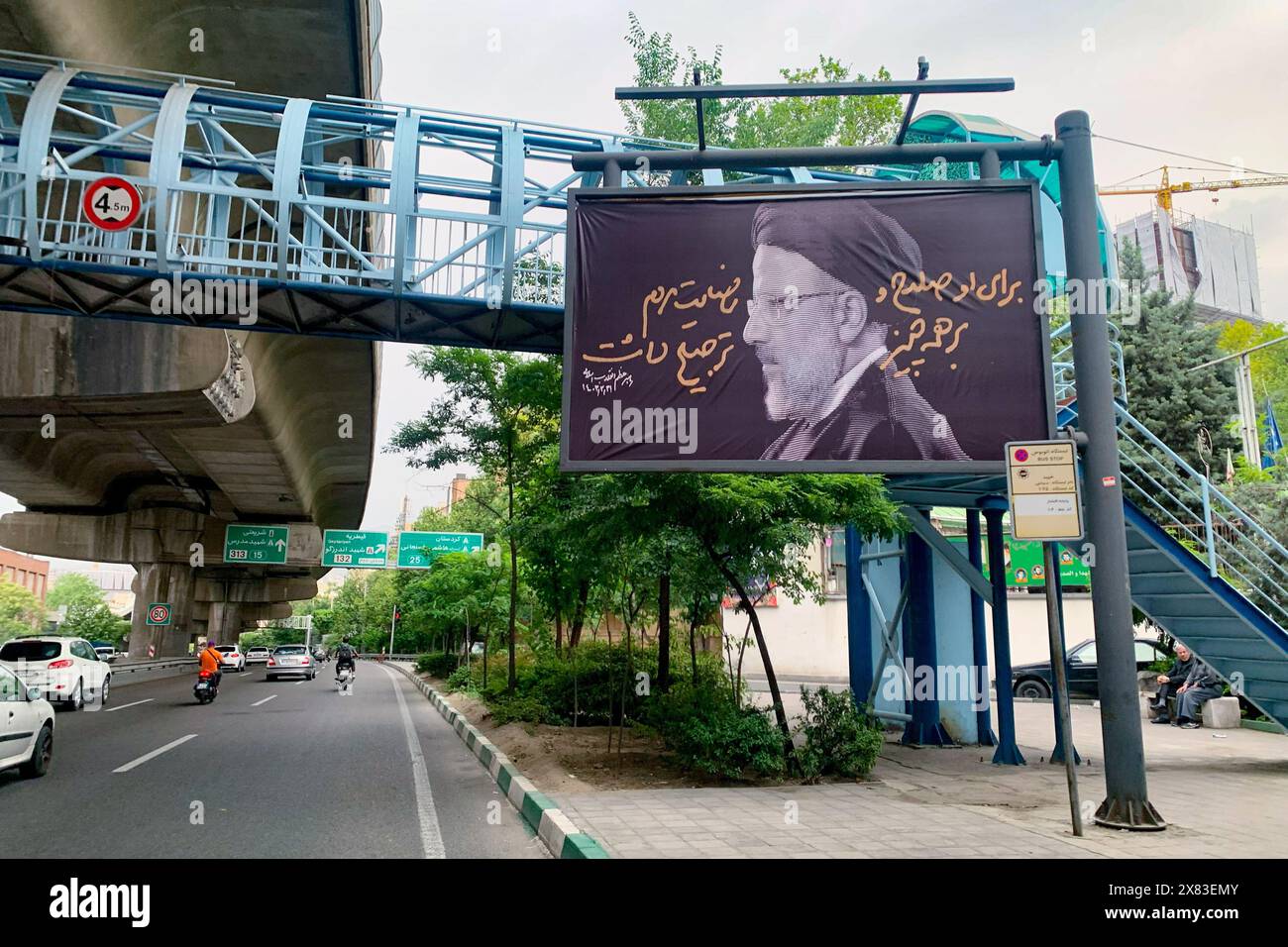 Ebrahim Raisi Todesbanner auf dem Sadr Highway in Teheran, Iran. Der iranische Präsident starb bei einem Hubschrauberabsturz. Stockfoto