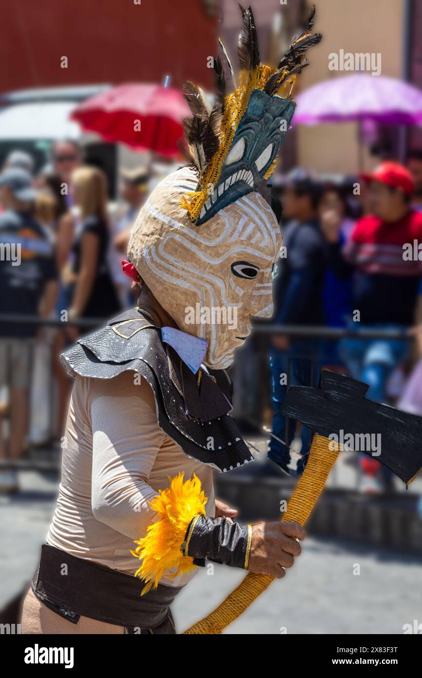 Eine Pause in den schönen Stühlen dieser Bar, die wie Pferdesattel aussehen. Stockfoto