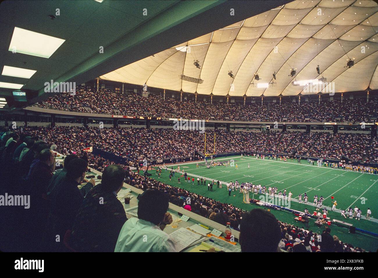 Hubert H. Humphrey Metrodome Minnesota Vikings spielen die San Francisco 49ers am 26. Dezember 1994 aus der Press Box. Stockfoto