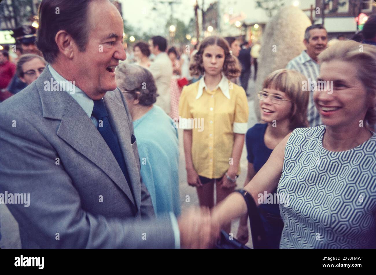 Senator Hubert H. Humphrey bei der Eröffnung des Einkaufszentrums in St. Cloud, MN 31. August 1973 Stockfoto