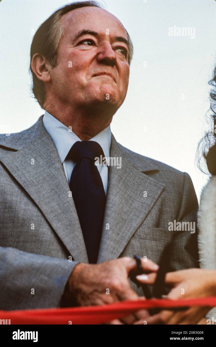 Senator Hubert H. Humphrey schneidet das Band bei der Eröffnung des Einkaufszentrums in der Innenstadt von St. Cloud, MN 31. August 1973. Stockfoto