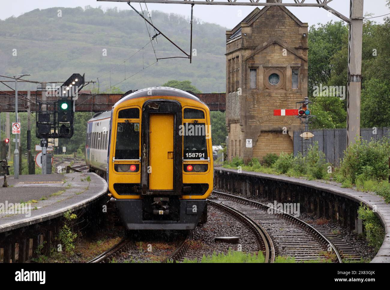 Northern Trains Express-Sprinter-Zug, Nummer 158791, verließ am 22. Mai 2024 den Bahnsteig 2 von Carnforth und überquerte ein Federsignal. Stockfoto