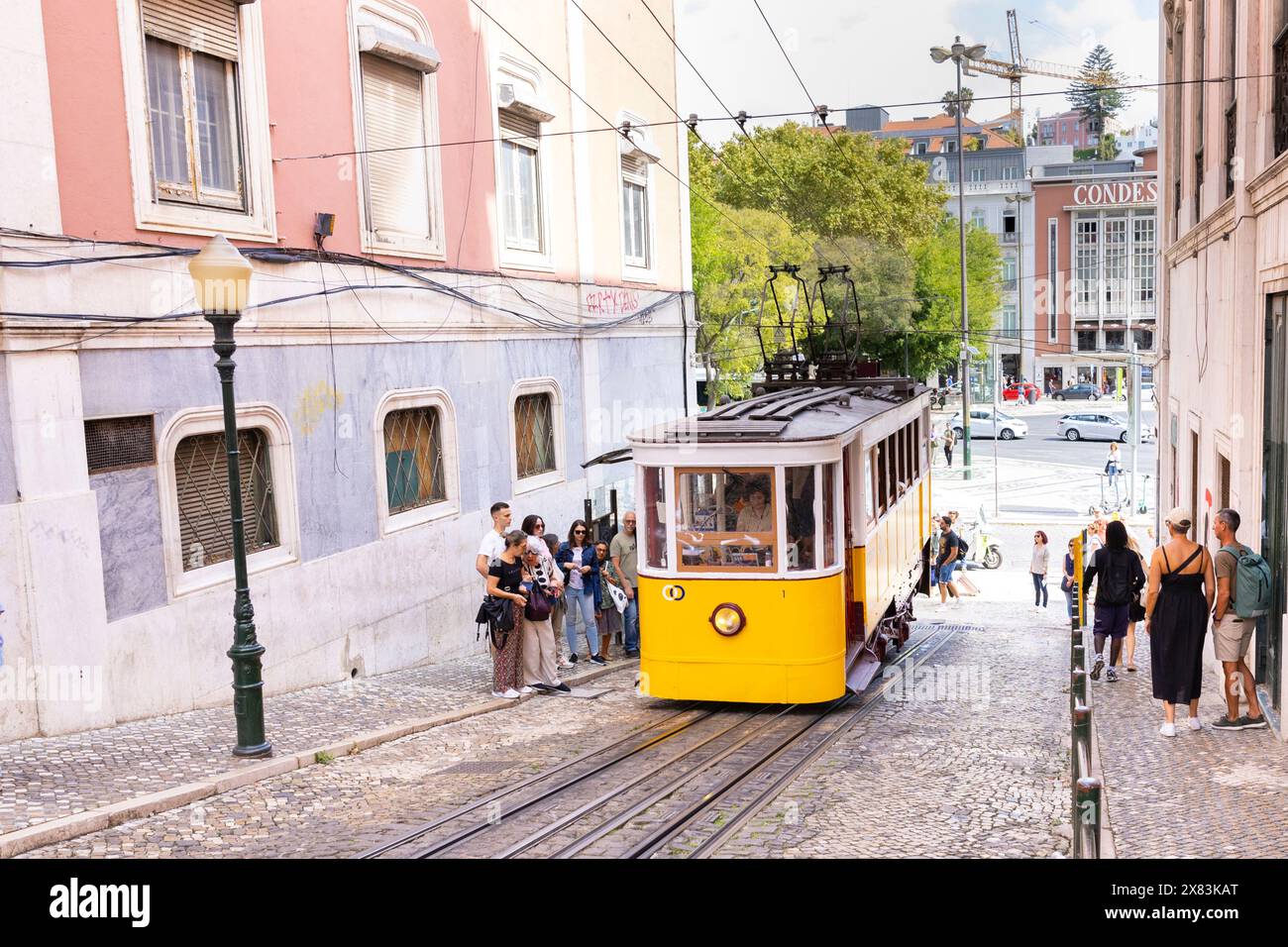 Lisboa, Portugal - 18.09.2023 Gloria Standseilbahn in der Innenstadt von Lissabon, mit Touristen und Einheimischen. Stockfoto