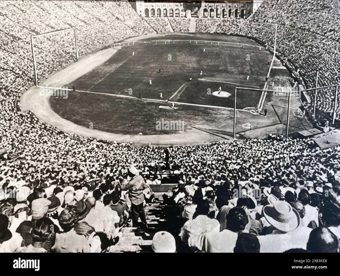 Ein großes Publikum nimmt an einem Baseballspiel der Los Angeles Dodgers im Coliseum in Los Angeles, Kalifornien, USA, um die späten 1950er Jahre Teil Stockfoto