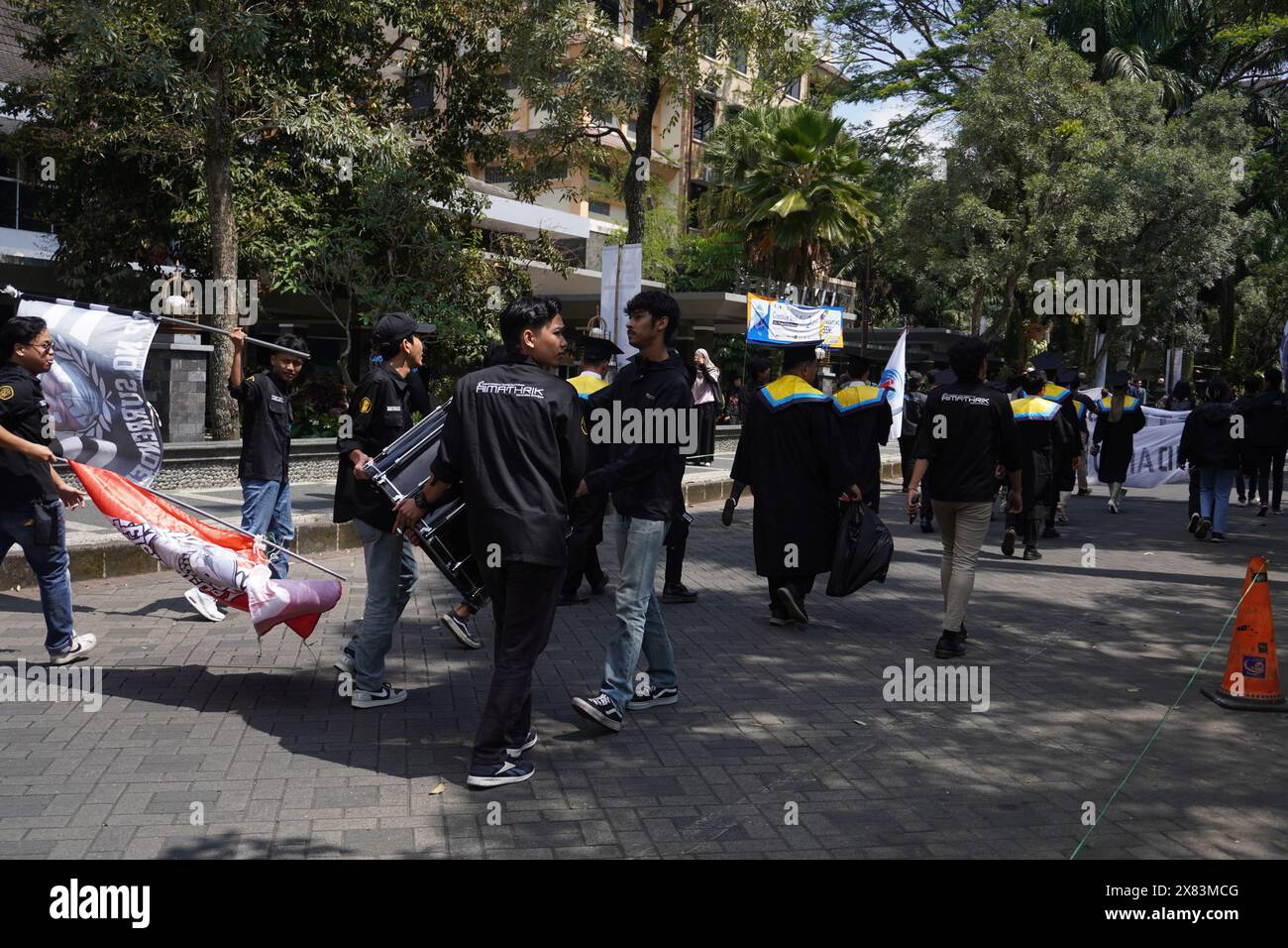 Abschlussfeier an einer Universität in Indonesien, bei dem Sie tagsüber gemeinsam auf dem Campus spazieren gehen Stockfoto