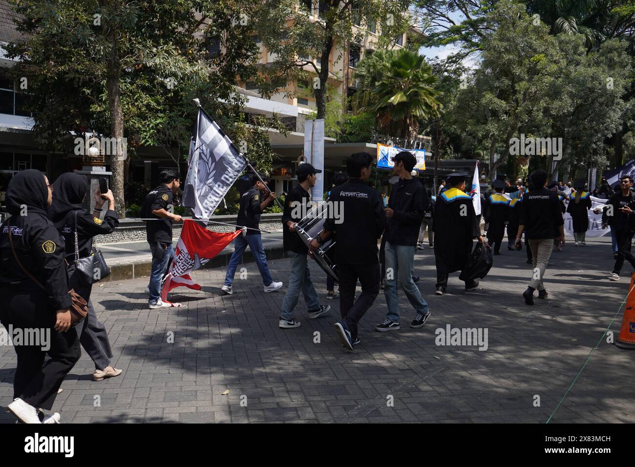 Abschlussfeier an einer Universität in Indonesien, bei dem Sie tagsüber gemeinsam auf dem Campus spazieren gehen Stockfoto