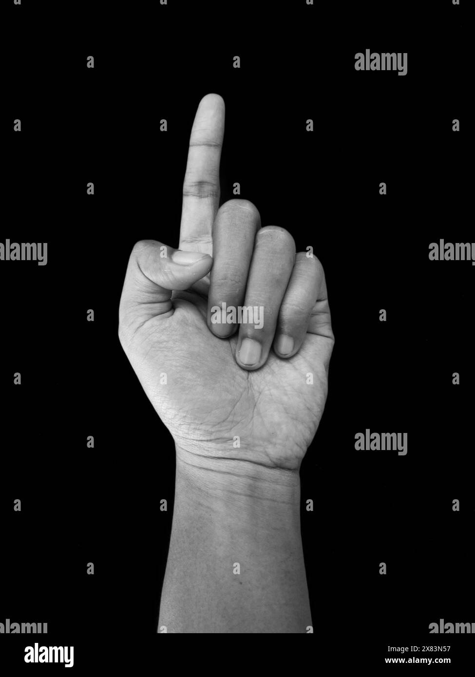 Nummer eins Handzeichen, isoliert auf schwarzem Hintergrund Stockfoto