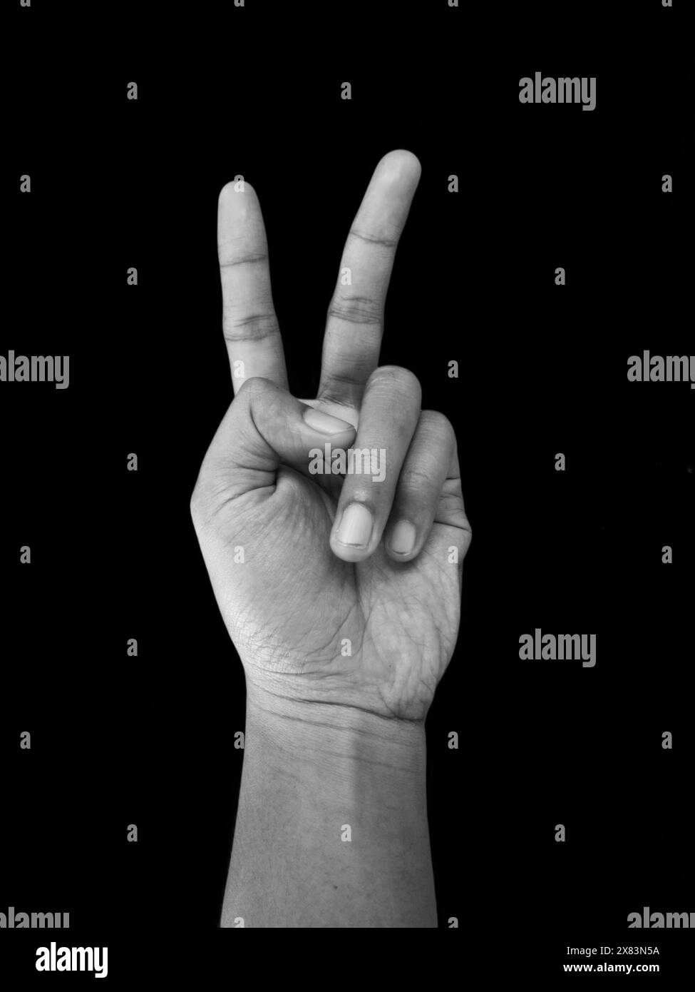 Nummer zwei Handzeichen, isoliert auf schwarzem Hintergrund Stockfoto