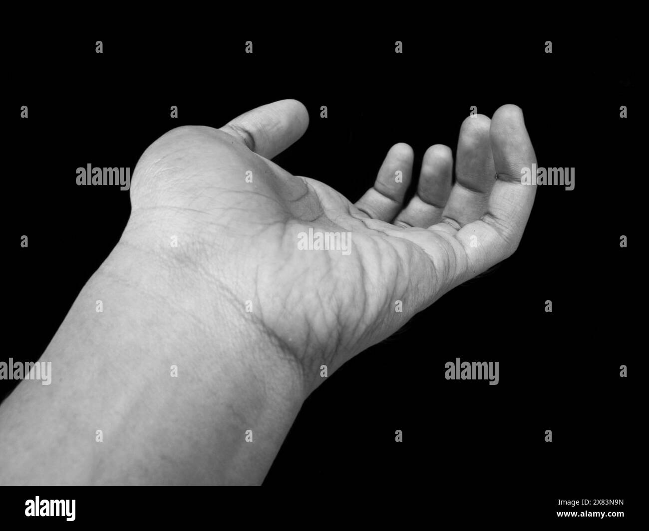 Handgesten, Handzeichen, um etwas zu fragen oder zu empfangen, Schwarzweiß-Fotografie Stockfoto