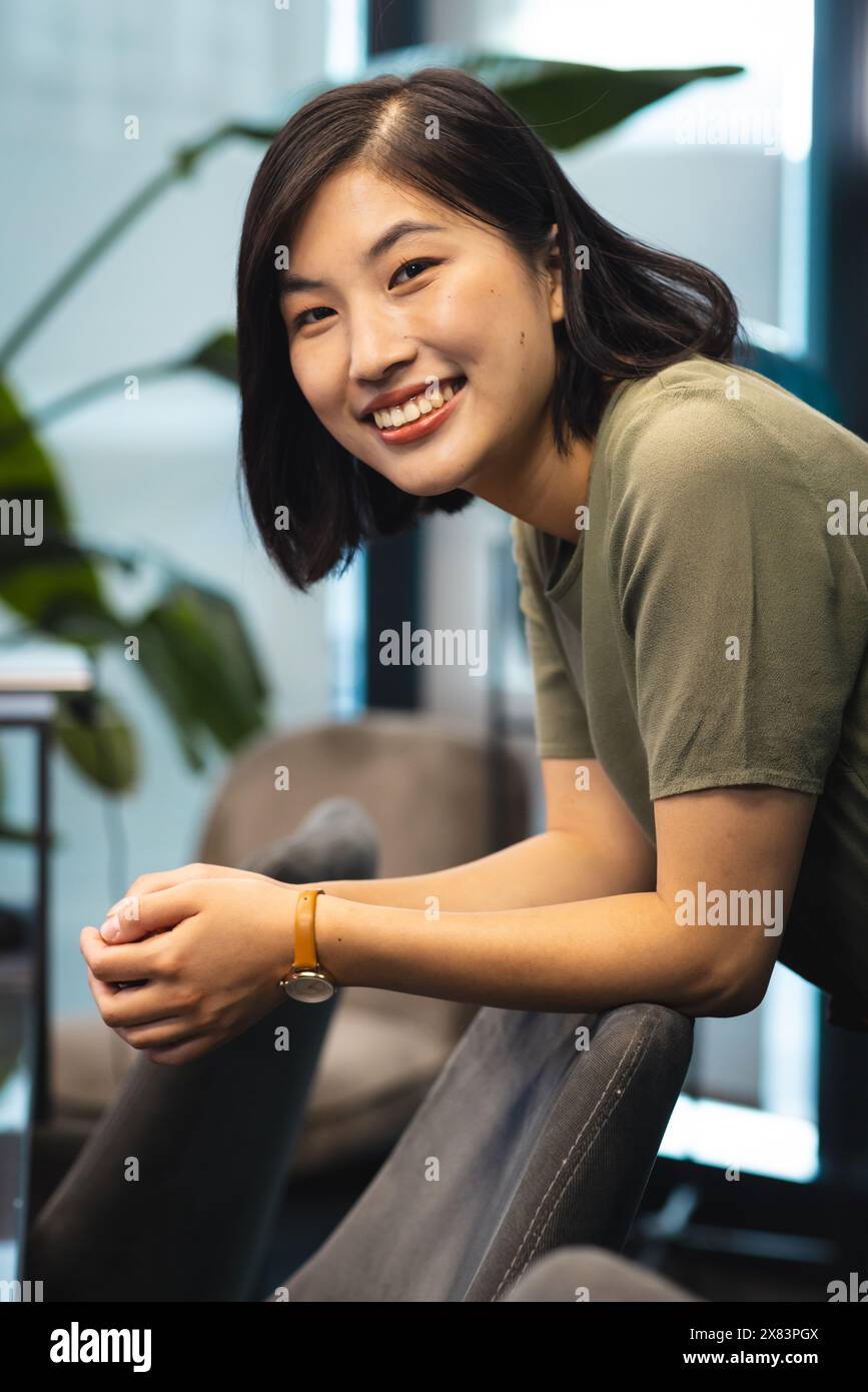In einem modernen Büro für Geschäftsleute, junge asiatische Frau mit kurzen schwarzen Haaren und heller Haut lächelnd Stockfoto