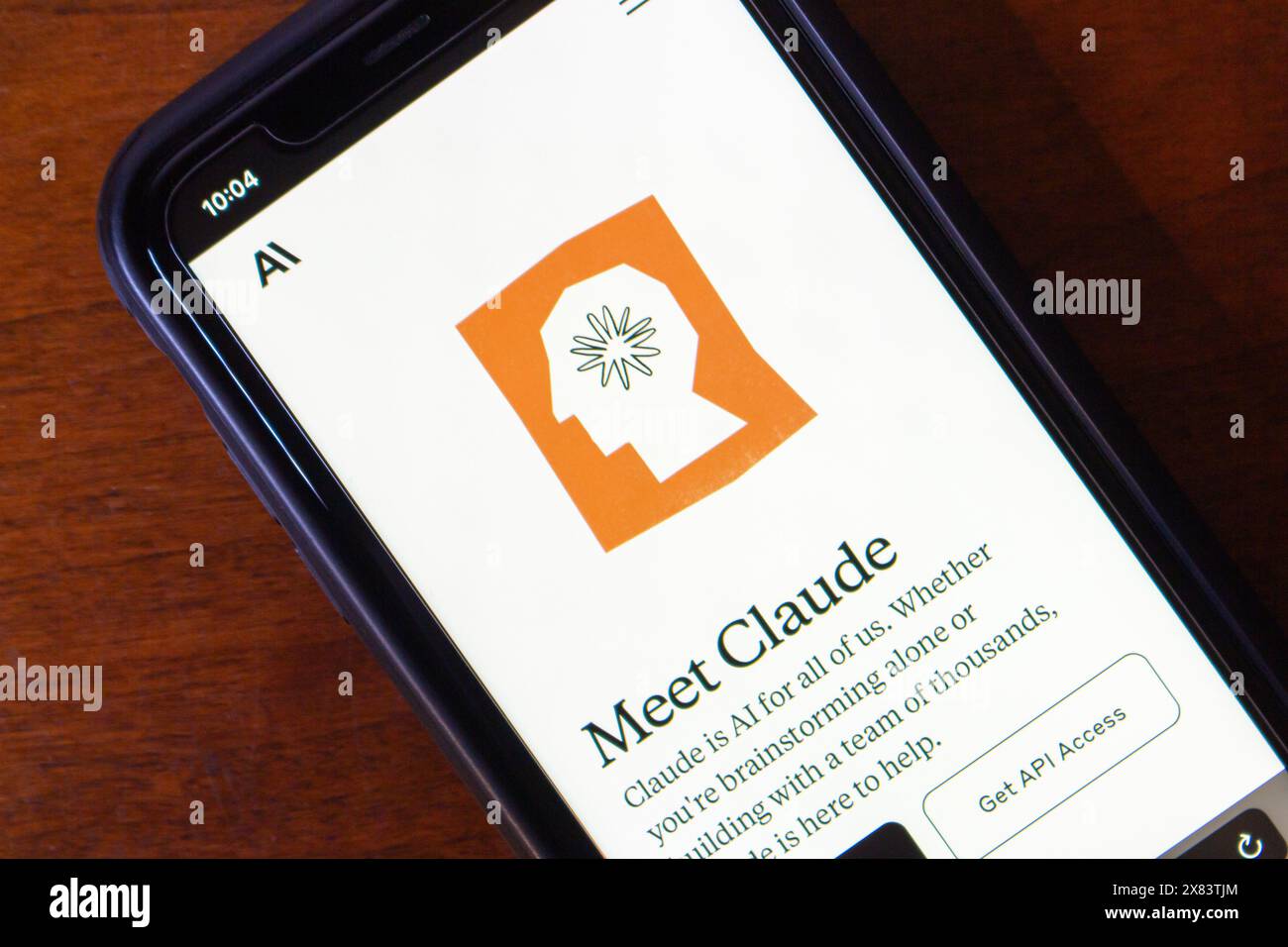 Claude-Website auf einem iPhone-Bildschirm. Claude AI ist ein Chatbot von Anthropic, der natürliche Gespräche führt und bei Aufgaben hilft. Stockfoto