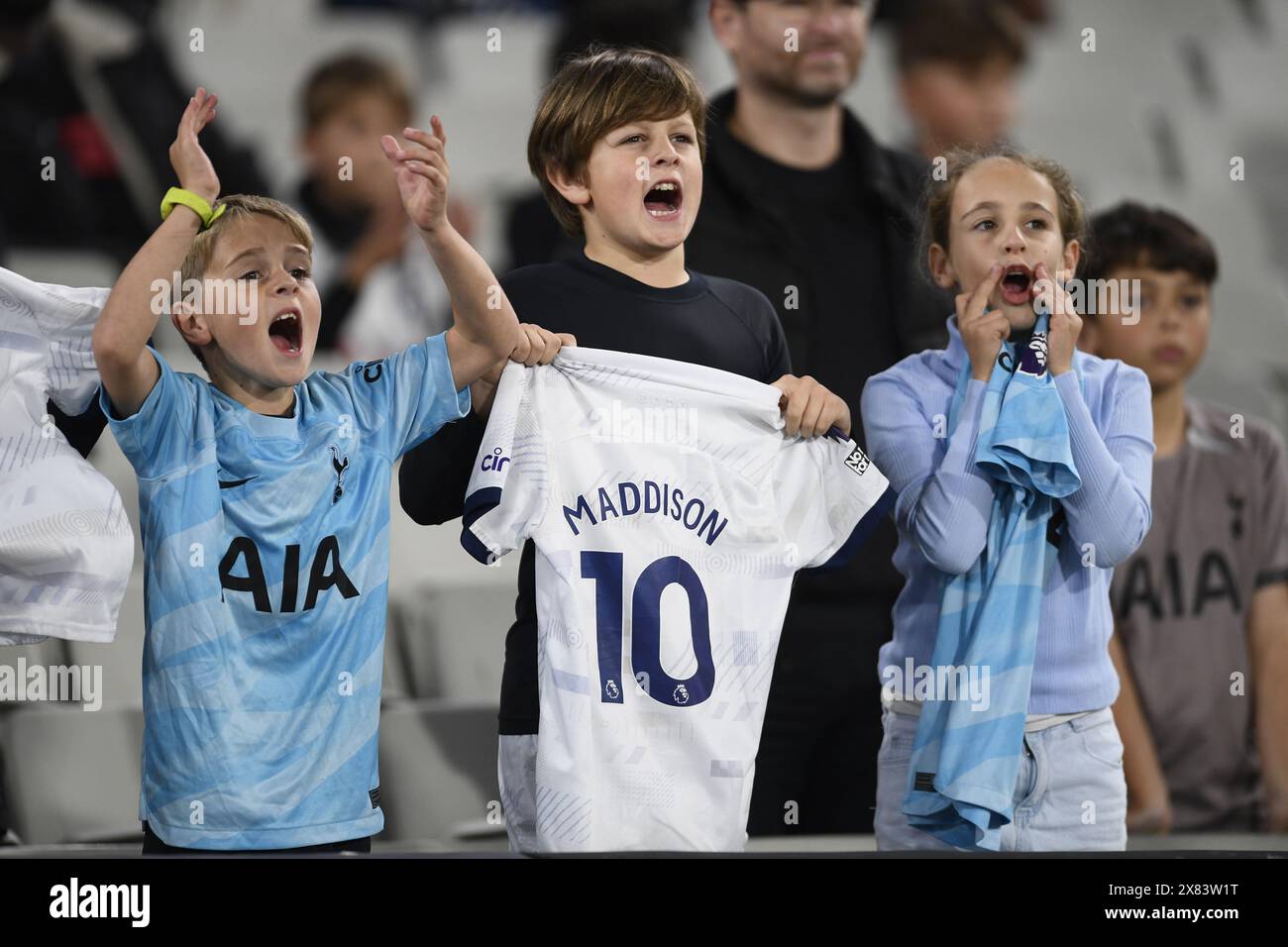 MELBOURNE, AUSTRALIEN. Mai 2024. Im Bild: Ein Fan des Tottenham Hotspur-Mittelfeldspielers James Maddison (10) hält ein T-Shirt auf den Tribünen des Melbourne Cricket Grounds zur Unterstützung des englischen Clubspielers während der Global Football Week auf dem MCG in Melbourne. Quelle: Karl Phillipson/Alamy Live News Stockfoto