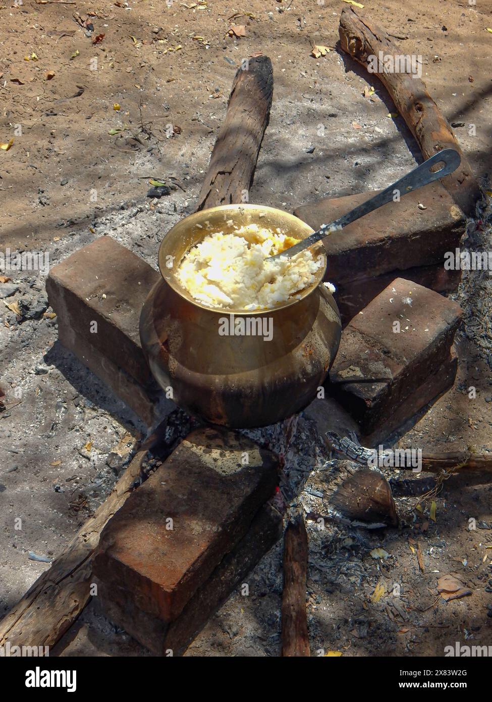 Ein Tontopf, der über Einer Feuergrube kocht, in Wächtern der Linie Stockfoto