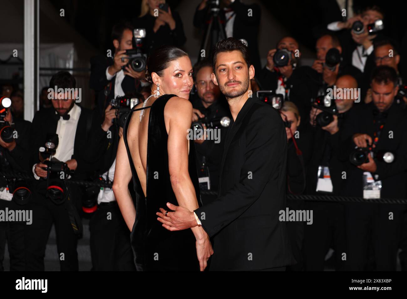 22. Mai 2024, Cannes, Cote D'azur, Frankreich: PIERRE NINEY und seine Freundin NATASHA ANDREWS verlassen den roten Teppich nach der Premiere von „der Graf von Monte Cristo“ beim 77. Jährlichen Filmfestival von Cannes im Palais des Festivals in Cannes, Frankreich (Credit Image: © Mickael Chavet/ZUMA Press Wire) NUR REDAKTIONELLE VERWENDUNG! Nicht für kommerzielle ZWECKE! Stockfoto
