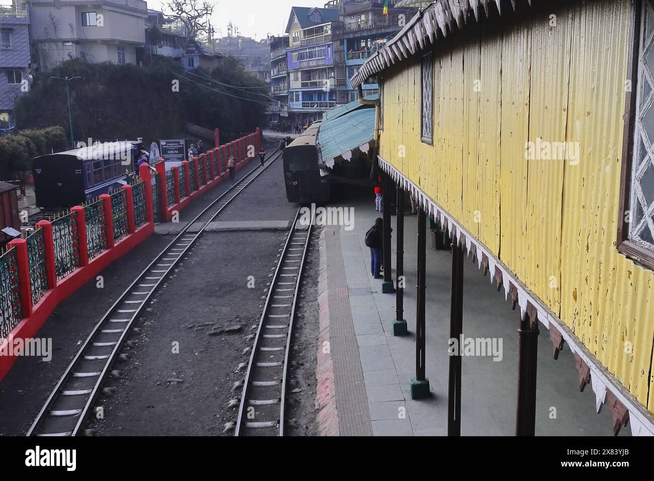 Darjeeling, Westbengalen, Indien - 14. Februar 2022: Bahnhof Ghum, einer der höchsten Bahnhöfe der Welt. Darjeeling Himalayan Railway, Stockfoto