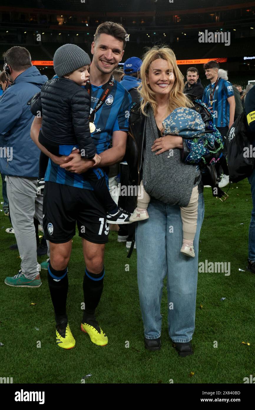 Dublin, Irlande. Mai 2024. Berat Gjimshiti aus Atalanta und seine Familie feiern den Sieg nach dem Fußballfinalspiel der UEFA Europa League zwischen Atalanta BC und Bayer Leverkusen am 22. Mai 2024 im Aviva-Stadion in Dublin, Irland - Foto Jean Catuffe/DPPI Credit: DPPI Media/Alamy Live News Stockfoto