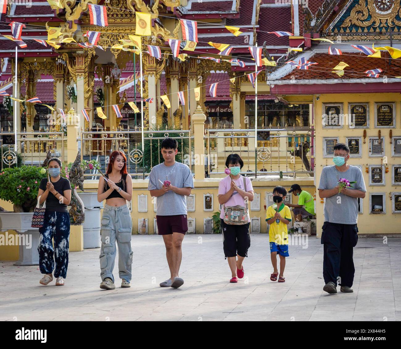 Die Menschen beten während der Kerzenlichtprozession am Tag von Visakha Bucha im Lat Phrao Tempel, der sich in einer einkommensschwachen Gemeinde in Bangkok, Thailand, befindet. Visakha Bucha, einer der wichtigsten buddhistischen Feiertage Thailands, erinnert an die Geburt, Erleuchtung und den Tod von Gautama Buddha, alles am selben Tag. Thailändische Buddhisten besuchen in der Regel Tempel, um Verdienste zu machen. Dazu gehören Aktivitäten wie Almosen an Mönche, das Hören von Predigten und die Teilnahme an verschiedenen religiösen Ritualen. (Foto: Nathalie Jamois/SOPA Images/SIPA USA) Stockfoto