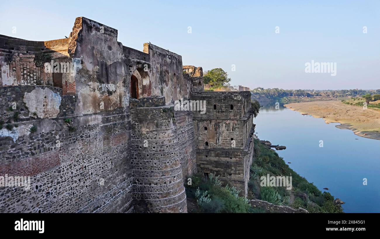 Rückansicht des Shahi-Palastes mit dem Tapi-Fluss, erbaut von Adil Khan II. Im 15. Jahrhundert, Burhanpur, Madhya Pradesh, Indien. Stockfoto