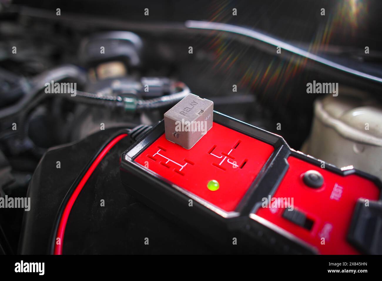 Kfz-Relaisprüfung mit einem Relaisprüfer für Systemtest, Kfz-Wartung und Reparaturservice-Konzept Stockfoto